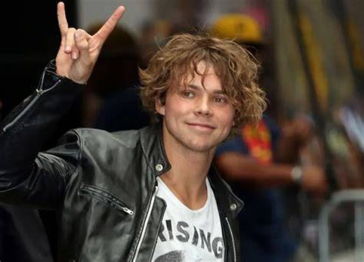 ashton irwin net worth comparison ashton irwin net worth comparison