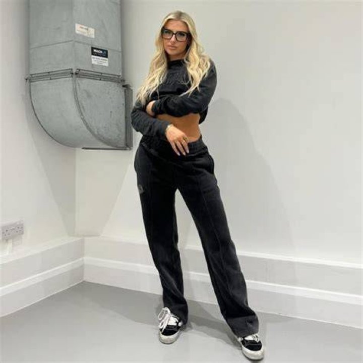 Chloe Burrows Brand Endorsements Chloe Burrows Brand Endorsements