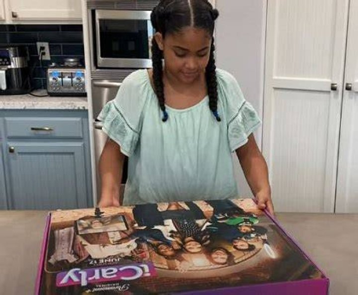 Jaidyn Triplett opening her iCarly Exclusive Box