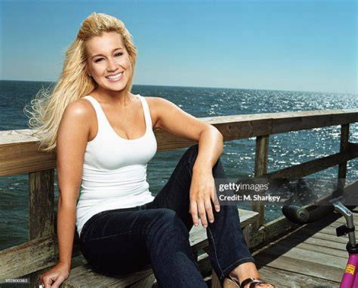 Kellie Pickler posing for a photograph