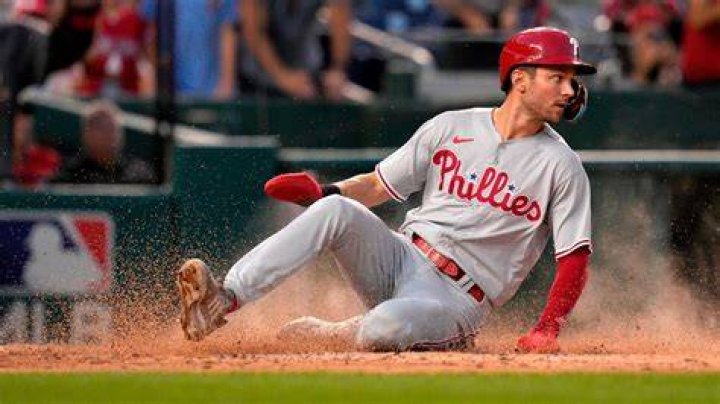 Trea Turner juggles hands on the Phillies